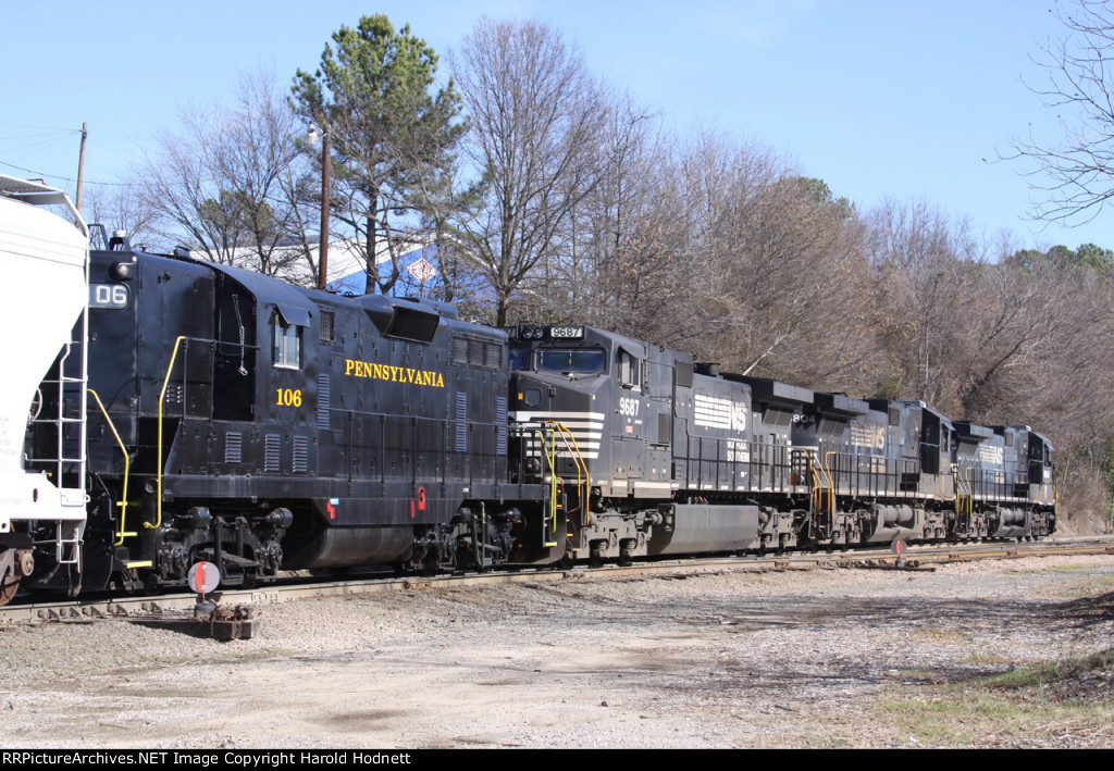 CLNA 106 heads into NS Glenwood Yard